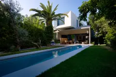 house_in_garden_01