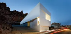 house_on_the_castle_mountainside_01