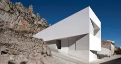house_on_the_castle_mountainside_02