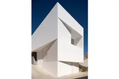 house_on_the_castle_mountainside_05