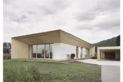lasttragendes_strohhaus_01