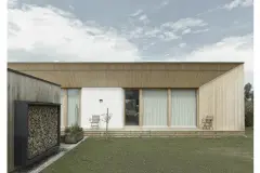 lasttragendes_strohhaus_03